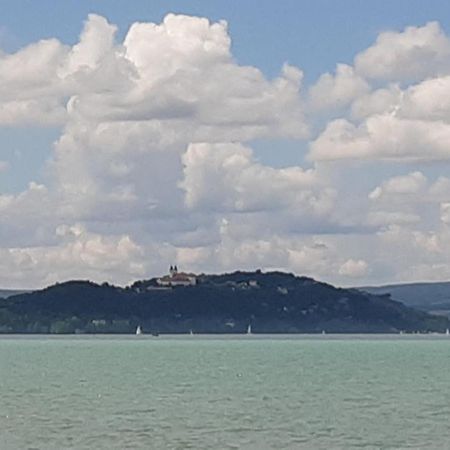 Estike Nyaralo Merevfalu Kerti Medencevel Zamardi Exterior photo