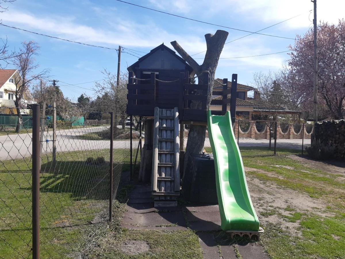 Estike Nyaralo Merevfalu Kerti Medencevel Zamardi Exterior photo
