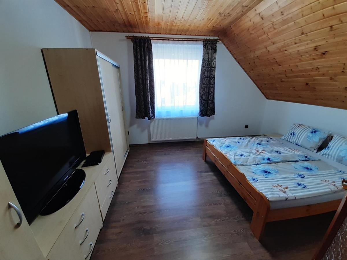 Estike Nyaralo Merevfalu Kerti Medencevel Zamardi Exterior photo