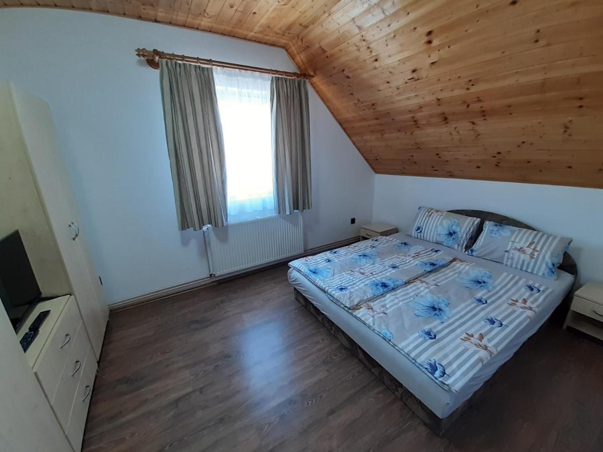 Estike Nyaralo Merevfalu Kerti Medencevel Zamardi Exterior photo