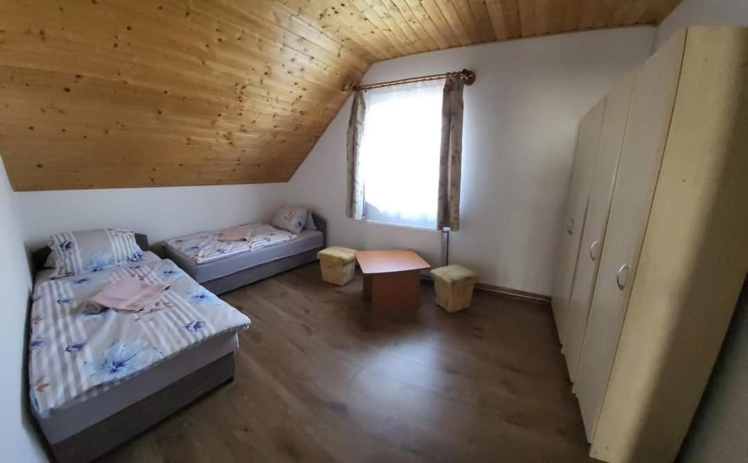 Estike Nyaralo Merevfalu Kerti Medencevel Zamardi Exterior photo